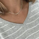 Colar Feminino Curto com 8 Palavras da Sorte Simples, um Acessório Charmoso e Significativo para Mulheres Modernas — foto 1