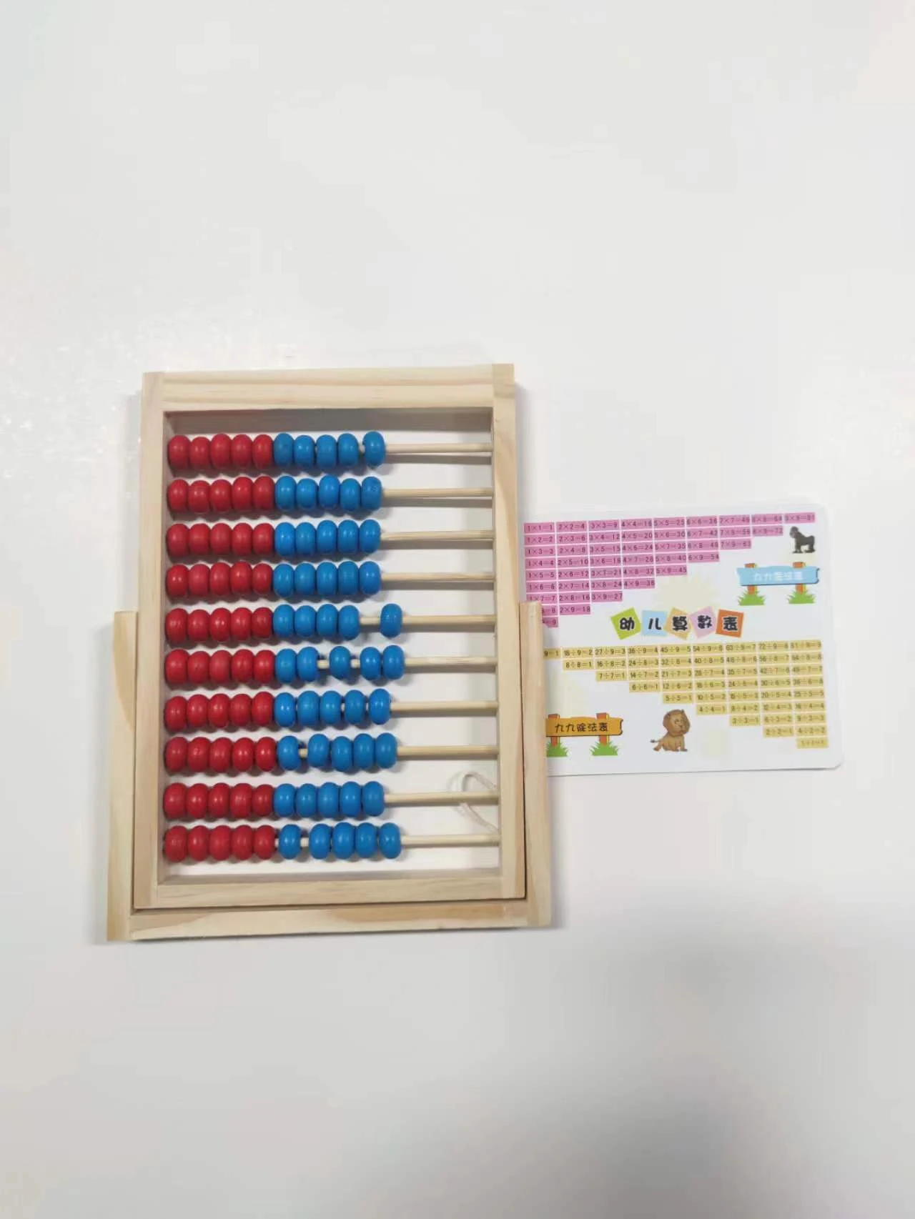 Ábaco de madeira com dez velocidades para cálculos. Quadro educativo para crianças. Brinquedo educativo para aprendizado precoce. — foto 2