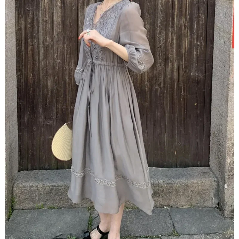 Letnia sukienka z haftem, z rękawami typu latarnia i spódnicą midi. Idealna na ciepłe dni. Wygoda i elegancja. — zdjęcie 3