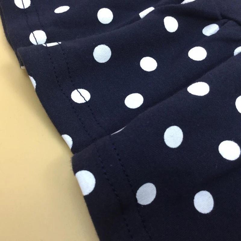 Vestido azul com bolinhas e estampa de veado. Confortável e estiloso para diversas ocasiões. Design único e charmoso, perfeito para um visual encantador. — foto 1