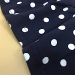 Vestido azul com bolinhas e estampa de veado. Confortável e estiloso para diversas ocasiões. Design único e charmoso, perfeito para um visual encantador. — foto 1