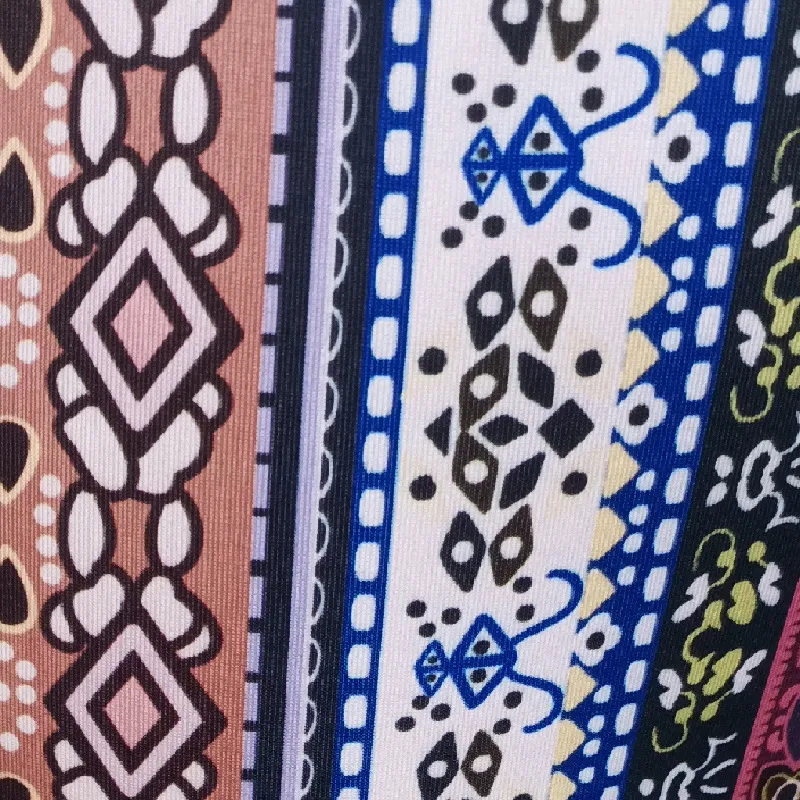 Kadın baskılı hafif İspanyol paça tayt, rahat ve şık, her ortama uyum sağlayan, vücudunuzu saran, stilinizi tamamlayan bir parça. — Fotoğraf 7