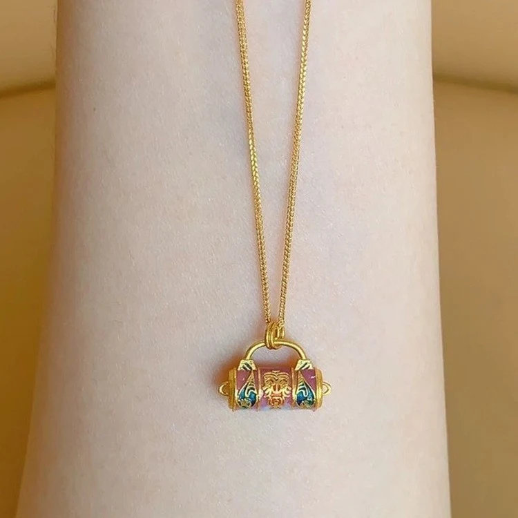 Title 4, Gouden emaille veiligheidsslot ketting. Bescher...