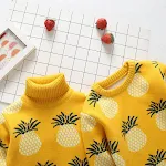 Blusa de tricô com estampa de abacaxi, leve e respirável. Perfeita para o verão, oferecendo conforto e estilo com toque tropical. — foto 2