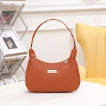 Bolsa de ombro feminina versátil e elegante para usar sob o braço. Combina com tudo, ideal para qualquer look e ocasião. Conforto e estilo. — foto 5