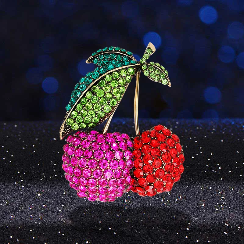 Broche de cereja feminino fashion e versátil. Acessório elegante que combina com tudo, adicionando um toque charmoso e sofisticado ao seu look. — foto 3