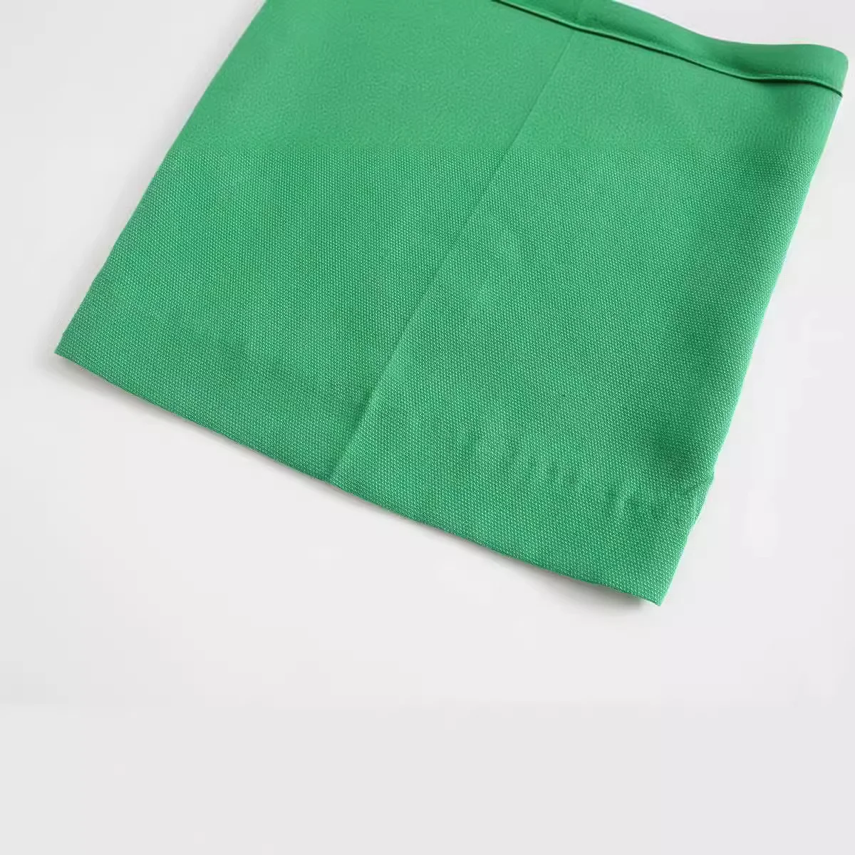 Ženske elegantne, jednostavne i svestrane pantalone za odelo, jednobojne, uskog kroja. Savršene za svakodnevno nošenje. — foto 3