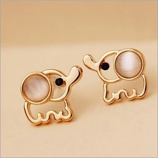Brincos pequenos de elefante, estilo coreano, fofos e fashion. Adicione um toque adorável ao seu visual com estes brincos. — foto 3