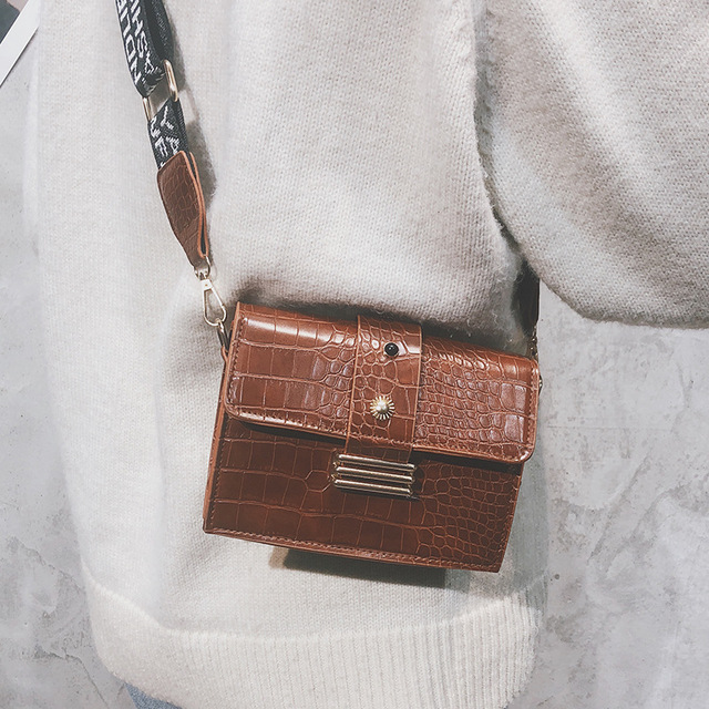 Bolsa transversal diagonal retro elegante para uso diário. Conforto e estilo clássico para transportar seus itens essenciais com facilidade. — foto 7