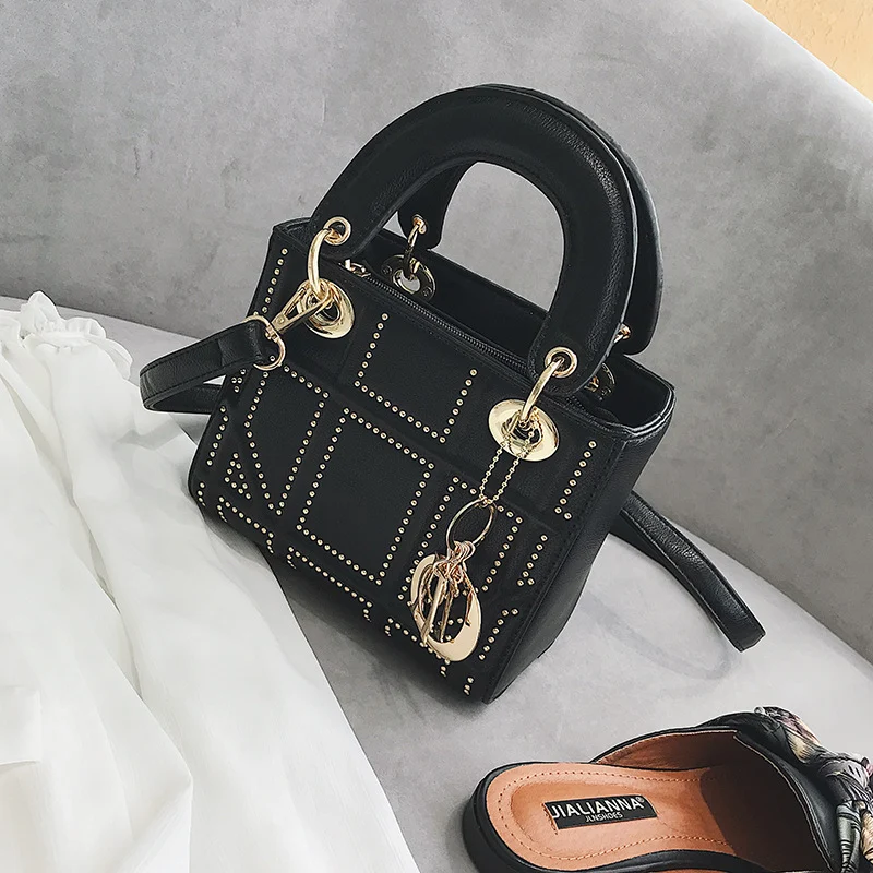 Bolsa Quadrada Pequena com Rebites Dai Fei, Bolsa de Ombro Portátil Xiangfeng. Leve seus pertences com estilo e praticidade, ideal para o dia a dia. — foto 1