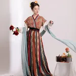 Saia com cintura e gola Chinoiserie, elegância e sofisticação em uma só peça. Valorize sua silhueta e crie looks únicos. — foto 1