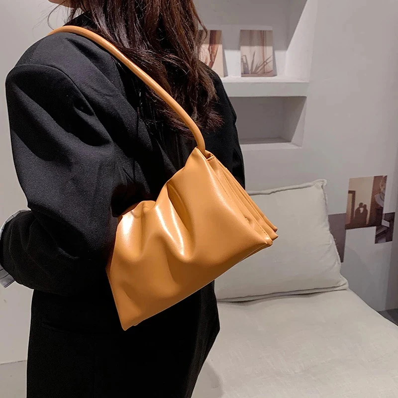 Bolsa de ombro simples e moderna, tendência de primavera. Design elegante e funcional para transportar seus essenciais com estilo e praticidade no dia a dia. — foto 5