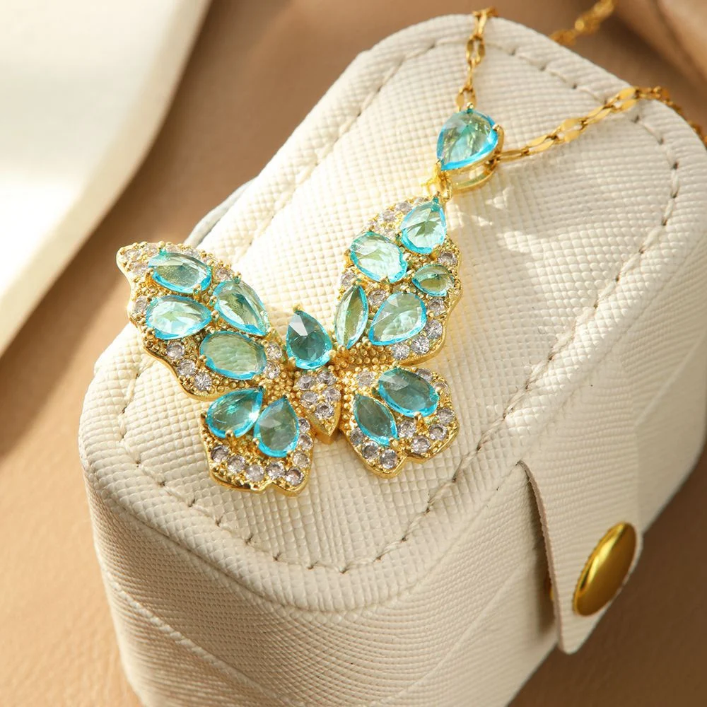 Colar de borboleta de zircônia fashion de luxo acessível para mulheres. Joia elegante e brilhante. O presente perfeito para realçar sua beleza. — foto 3
