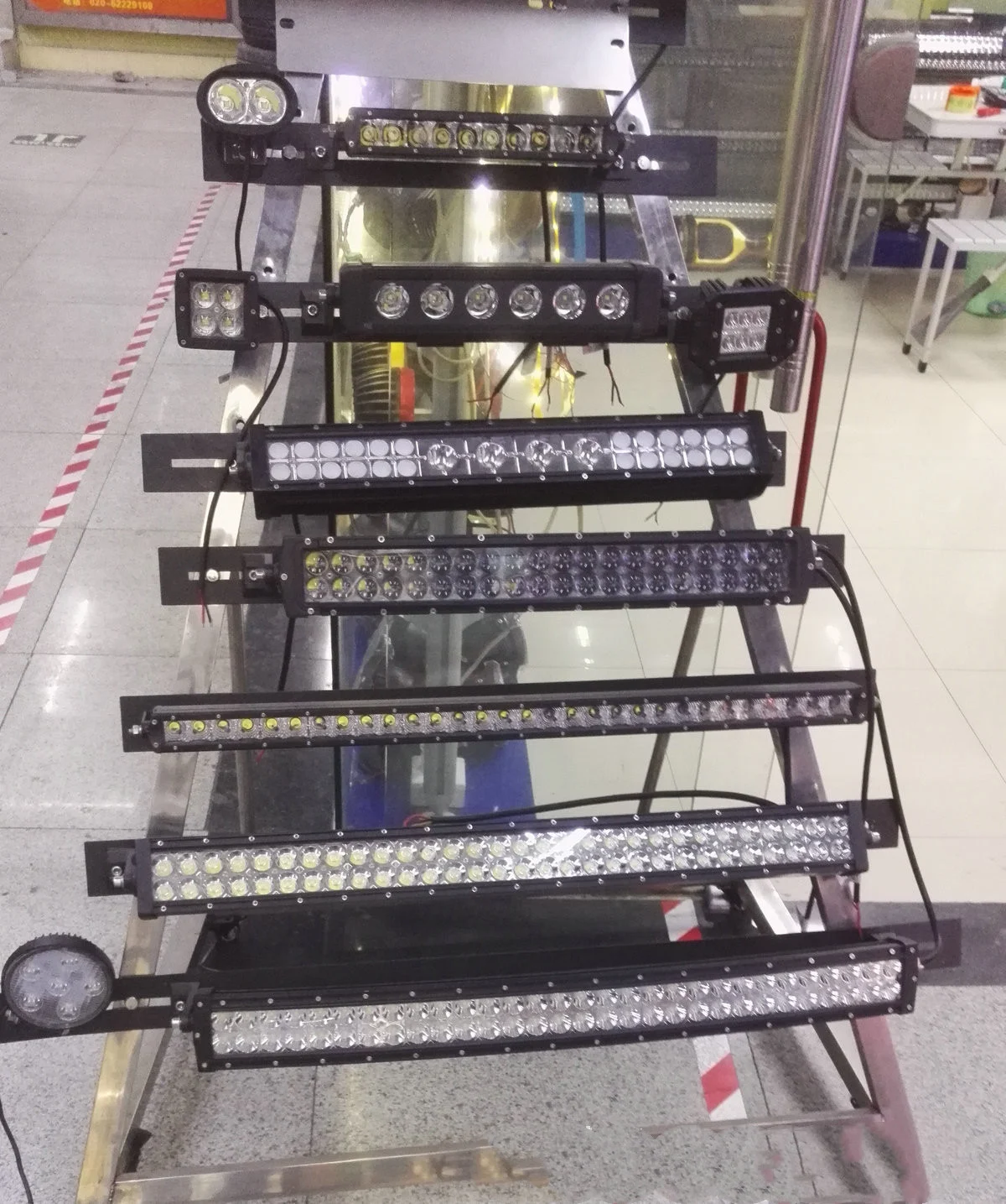 72W LED Şerit Çalışma Lambası Arama Lambası Yardımcı Lamba Çeşitli Uygulamalarda Görüşü İyileştiren Güçlü ve Verimli Aydınlatma Çözümü — Fotoğraf 5