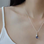 Colar de Camélia de Pérola de Camadas Duplas. Sofisticação e beleza para você. Adicione um toque elegante ao seu look. Perfeito para qualquer evento. — foto 24