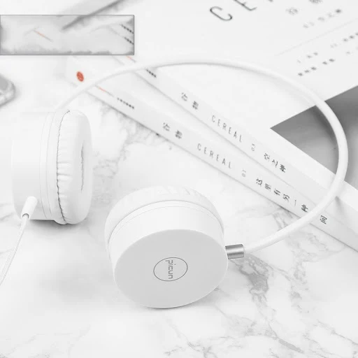 Title 4, Wired headset for immersive audio experience. E...