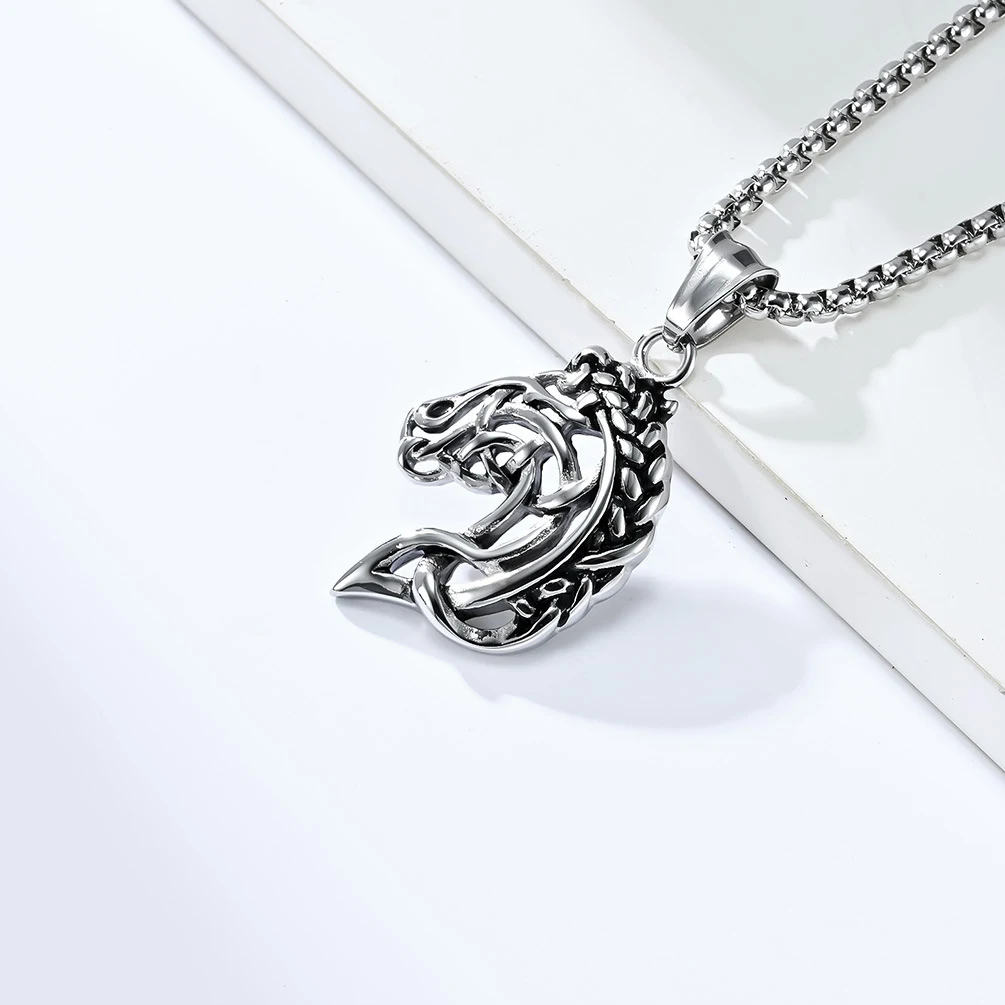 Colar Retrô de Aço Titânio com Cabeça de Cavalo Vazada. Estilo Clássico e Elegante. Joia Durável, Ideal para Presentear e um Toque de Sofisticação. — foto 3