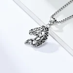 Colar Retrô de Aço Titânio com Cabeça de Cavalo Vazada. Estilo Clássico e Elegante. Joia Durável, Ideal para Presentear e um Toque de Sofisticação. — foto 3