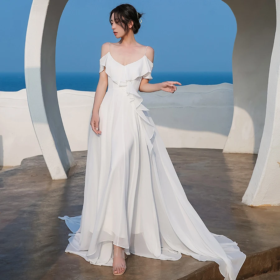 Vestido de chiffon branco para mulheres elegantes. Leveza e sofisticação. Ideal para eventos especiais, realçando a beleza feminina com graça. — foto 5