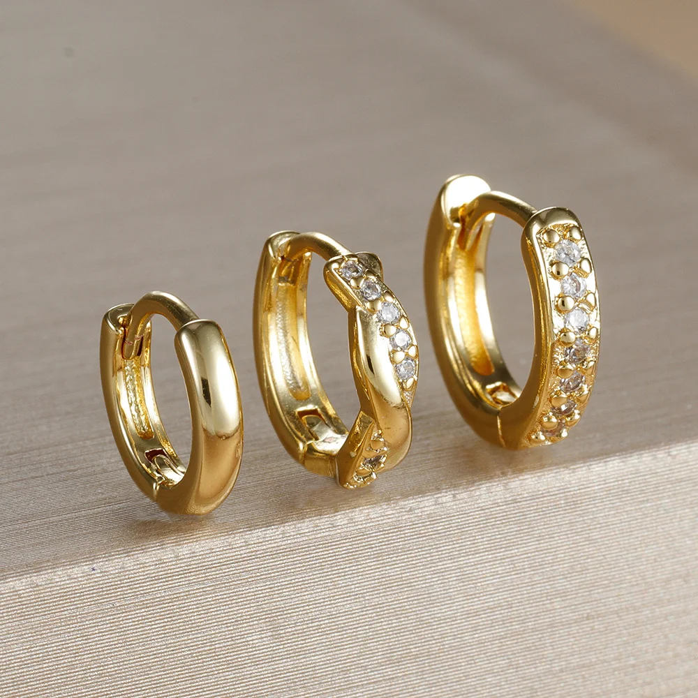 Brinco de clipe cruzado pequeno feminino de prata com strass, simples e elegante, perfeito para uso diário. — foto 3