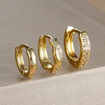 Brinco de clipe cruzado pequeno feminino de prata com strass, simples e elegante, perfeito para uso diário. — foto 3