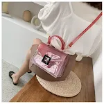 Material plástico transparente fosco. Perfeito para projetos que exigem translucidez suave. Oferece leveza, resistência e permite a difusão da luz. — foto 7