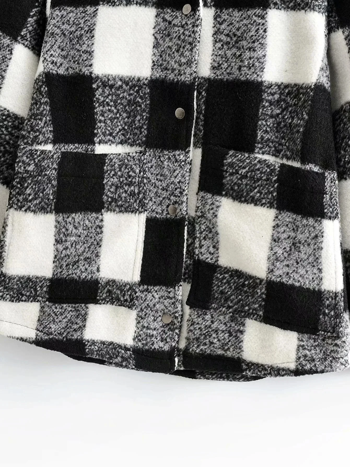 Title 4, Camicia a scacchi in bianco e nero
