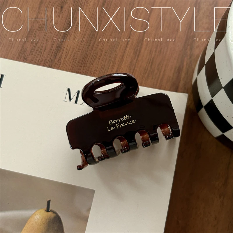 Retro Square Hollow Medium Shark Clip provides a secure and stylish way to hold your hair in place, perfect for various — photo 9