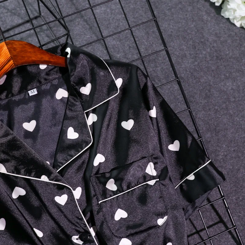 Pigiama Love Simple con revers, maniche corte e pantaloncini. Casual e popolare, per notti confortevoli e rilassate. Un must have. — foto 4