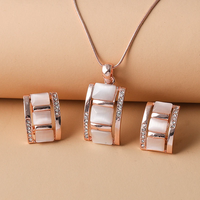 Colar retangular de opala com diamantes e padrão xadrez moderno. Um acessório elegante para adicionar um toque especial ao seu visual. — foto 5