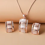 Colar retangular de opala com diamantes e padrão xadrez moderno. Um acessório elegante para adicionar um toque especial ao seu visual. — foto 5