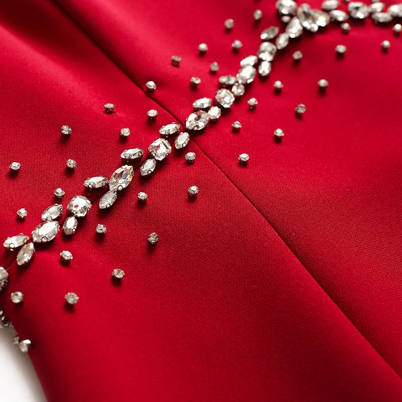 Vestido de baile com decote em V, mangas de xale, detalhes de diamantes cravejados e saia que valoriza o corpo. Perfeito para festas. — foto 6