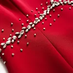 Vestido de baile com decote em V, mangas de xale, detalhes de diamantes cravejados e saia que valoriza o corpo. Perfeito para festas. — foto 6