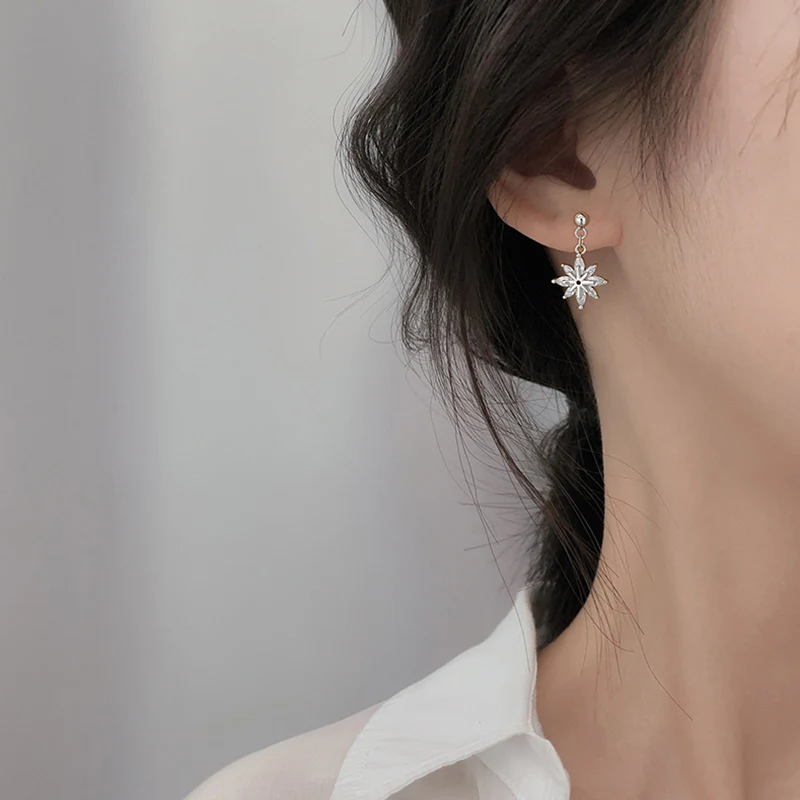 Brincos de prata coreanos com floco de neve, elegantes e simples. Design compacto e sofisticado para um toque refinado às suas orelhas. — foto 8