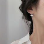 Brincos de prata coreanos com floco de neve, elegantes e simples. Design compacto e sofisticado para um toque refinado às suas orelhas. — foto 8
