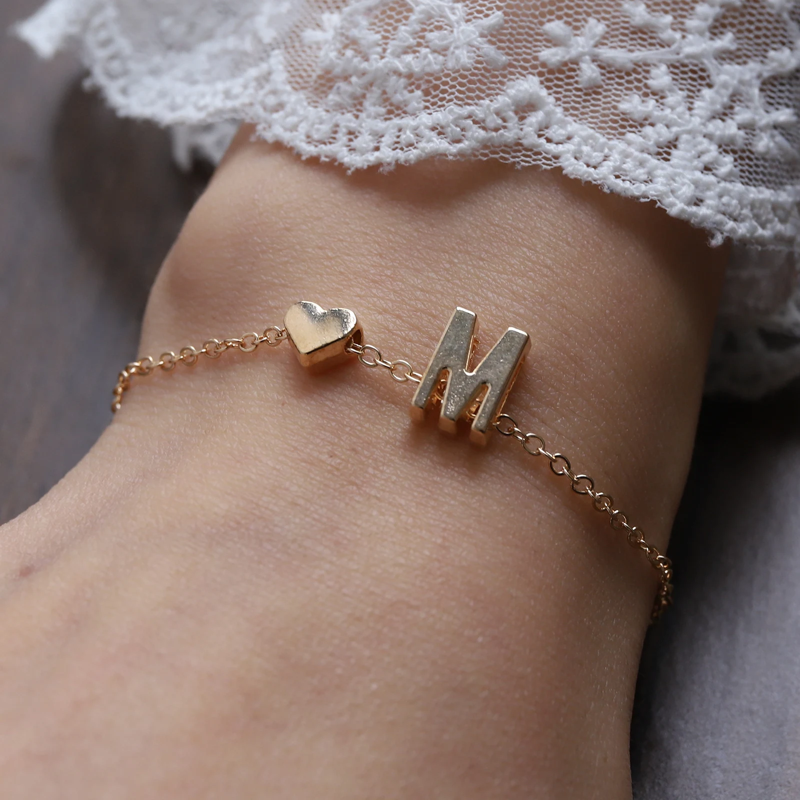 Pulseira com letras inglesas em liga, formato de coração e personalidade elegante. Expresse seu estilo único com esta joia charmosa e especial. — foto 49