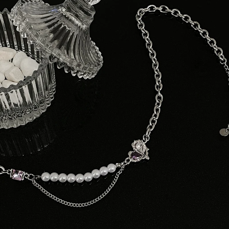 Colar de pérolas multicomponentes em forma de coração de diamante branco e roxo doce e fresco. Elegância e estilo. — foto 6