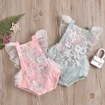 Macacão de bebê para menina com renda de malha, miçangas e patchwork, com cadarço. Uma peça única e adorável. — foto 12