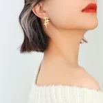 Licht luxe oorknopjes met overdreven gekruiste achtpuntige sterren, voor een unieke uitstraling. Accentueer uw karakter en voeg flair toe aan elke outfit. — foto 6