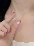 Colar com pingente de broche de coração doce e amoroso. Design avançado, luxo leve e especial para um toque sofisticado. — foto 3