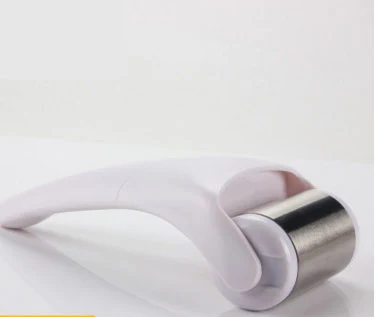 Ice Derma Roller für Gesicht und Körper. Reduziert Schwellungen, beruhigt die Haut, minimiert Poren. Für Frische und Straffung. — foto 2
