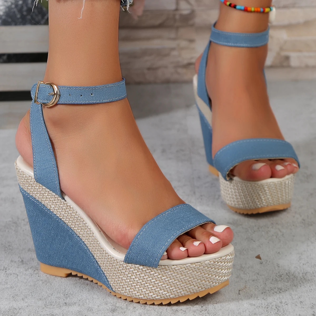 Sandali con tacco alto in denim da donna con cinturino alla caviglia. Un mix perfetto di stile e comfort per un look femminile e alla moda. — foto 6