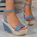 Sandali con tacco alto in denim da donna con cinturino alla caviglia. Un mix perfetto di stile e comfort per un look femminile e alla moda. — foto 6