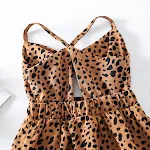 Dunne mouwloze bruine katoenen triangle jumpsuit voor dames, zomerkleding zonder capuchon. Lichtgewicht en luchtig. — foto 8