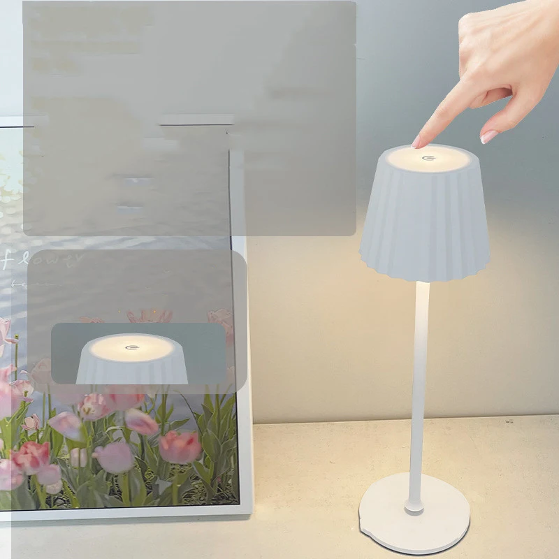 Abajur LED simples para quarto, com interruptor touch, carregamento USB e sem fio. Iluminação moderna e funcional para sua mesa de cabeceira. — foto 4