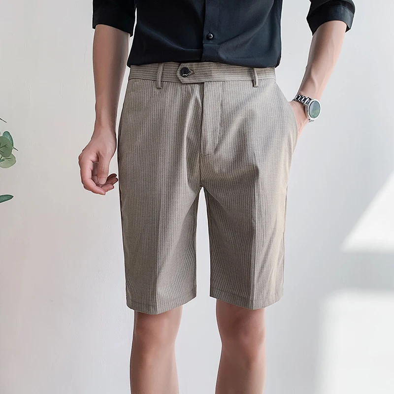 Zomer gestreepte broek voor jongens. Comfortabele, luchtige broek voor zonnige dagen, ideaal om in te spelen en te ravotten. — foto 1