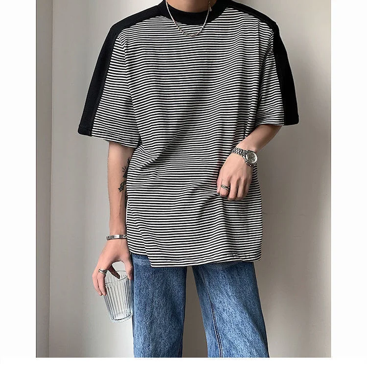Camiseta masculina solta com costura listrada e ombreiras. Manga curta para um visual moderno e confortável. Ideal para looks casuais com estilo. — foto 2