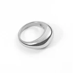 Anel circular de aço inoxidável minimalista e brilhante, ideal para um visual moderno e sofisticado. Perfeito para uso diário. — foto 3
