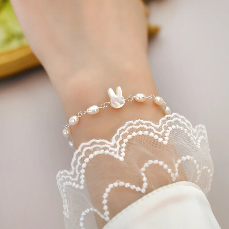 Pulseira de coelho com pérolas de água doce para mulheres. Um acessório elegante e charmoso, perfeito para realçar sua beleza e estilo. Compre agora! — foto 2