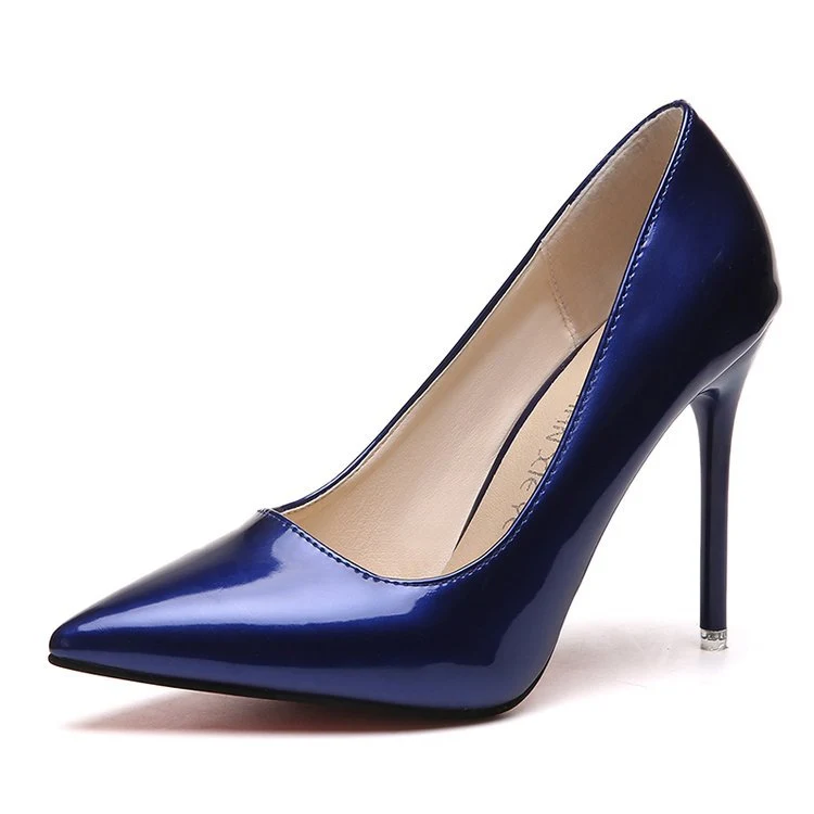 Sapatos de trabalho de bico raso em verniz, estilo fada, com salto agulha. Conforto e elegância para um visual marcante. — foto 2